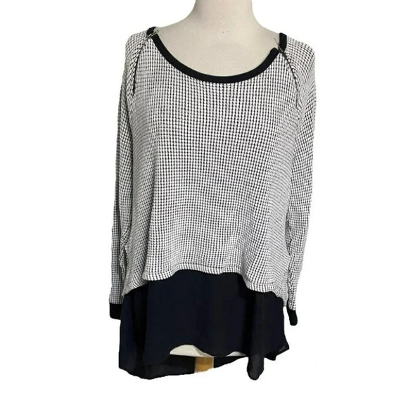 Concepts 2X black + white textured high low scoop neck top‎ - Picture 2 of 9